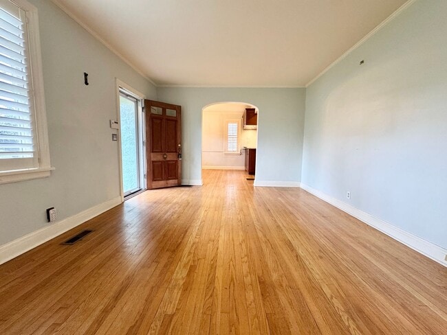 Building Photo - 5 Bedroom Home Between 12 South and Oak Hill