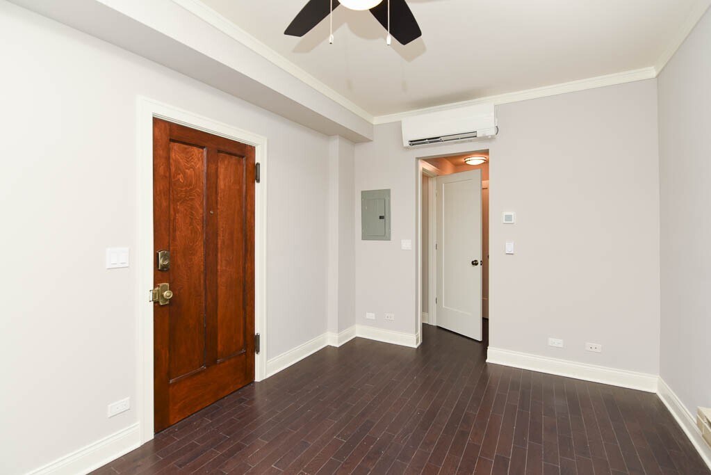 Building Photo - 640 W Wrightwood Ave