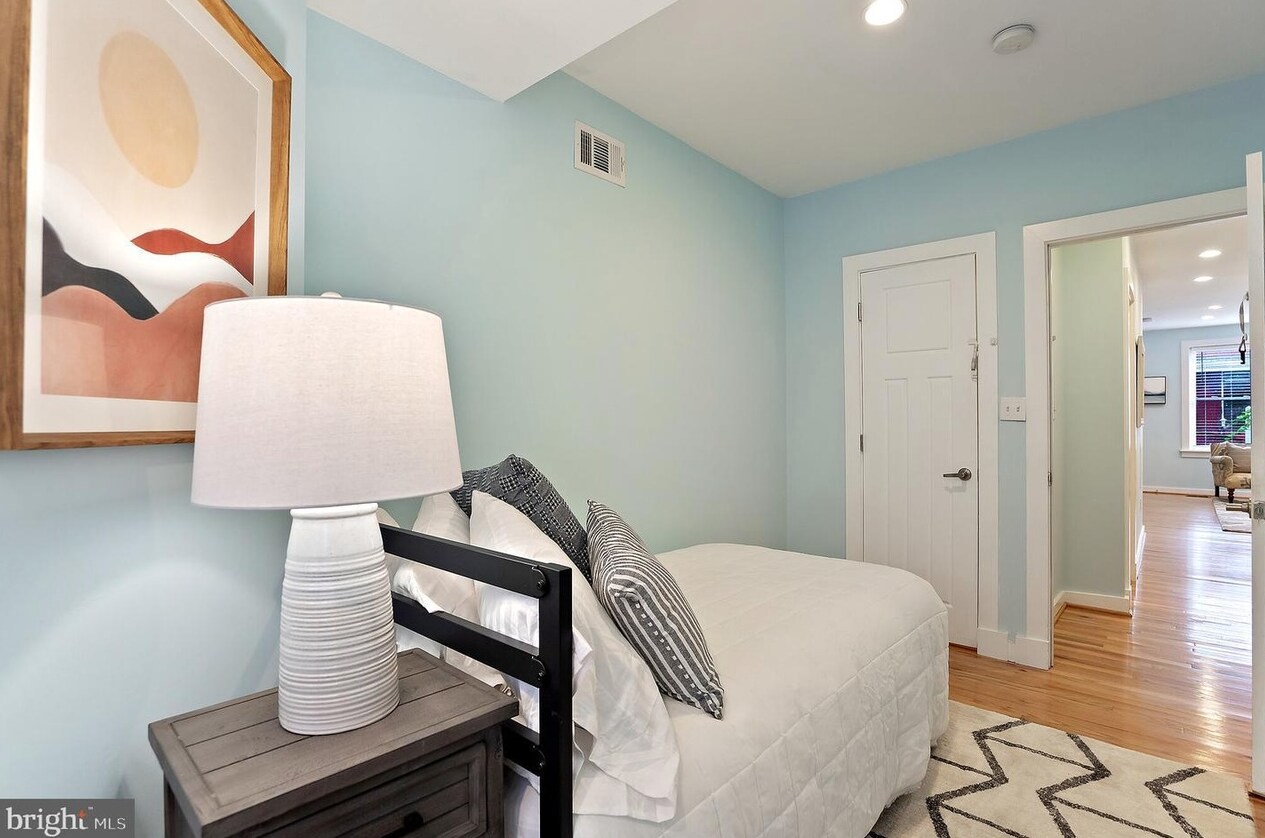 Building Photo - 302 Todd Pl NE