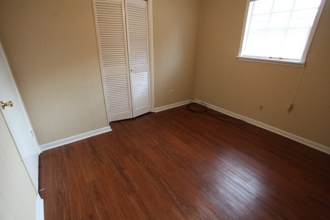 Building Photo - Charming 3BR/1BA Duplex in Convenient Location