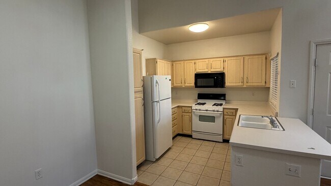 Building Photo - 855 N Stephanie St