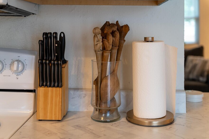 Building Photo - 1304 E Sylvan Cir