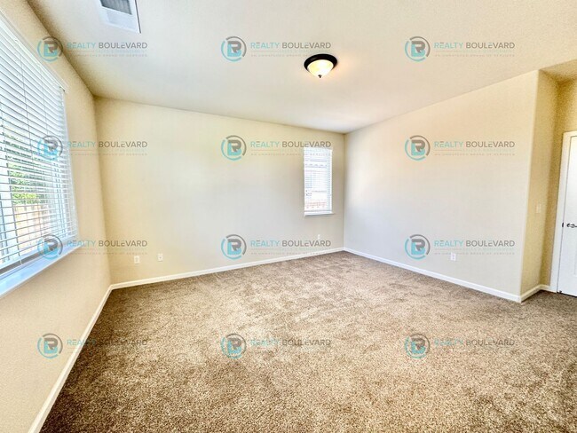 Building Photo - 3 Bedroom 2 Bathroom with Garage covered patio and beautiful yard!