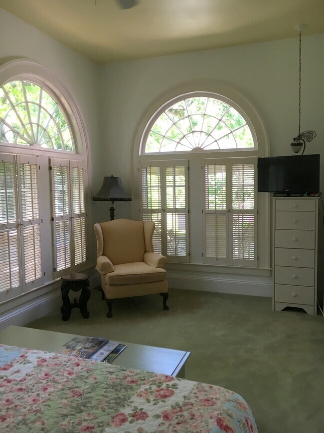 Building Photo - Charming Fully Furnished Garden CottageLlocated in South of Broad