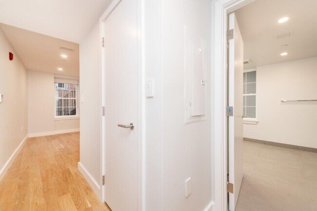 Building Photo - Modern, Renovated North End Studio with AC and No Fee!