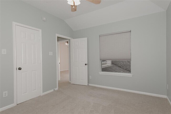 Building Photo - 2 E Pipers Green St