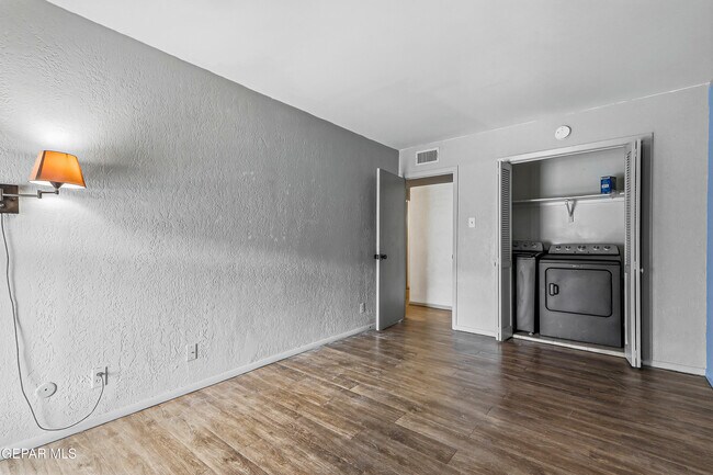Building Photo - 4433 N Stanton St