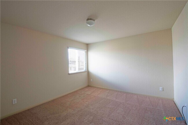 Building Photo - 864 Foxfire Dr