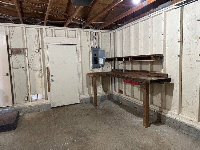 Building Photo - 3 bedroom 1 bathroom house in Springfield!