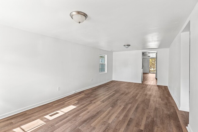 Building Photo - Beautifully Renovated 4 Bedroom 2 Bath Hom...