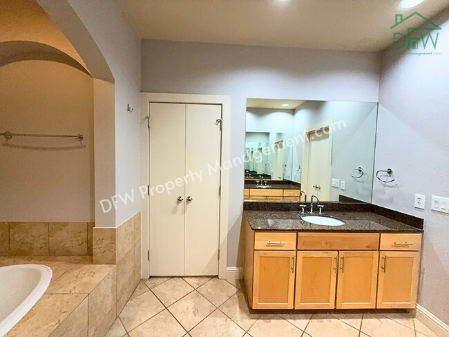 Building Photo - Elegant and Spacious 2-Bedroom Townhome with Rooftop View in Dallas
