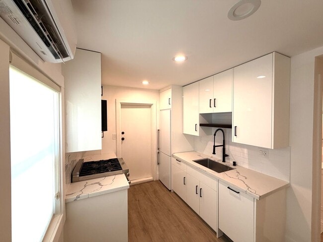 Building Photo - Beautifully Renovated Midtown Sacramento Apartment with Private Backyard Patio!