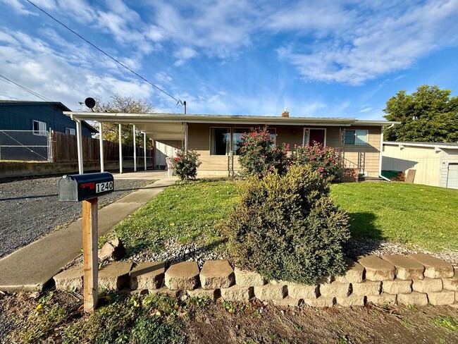 Building Photo - **For Rent: Spacious 4-Bedroom Home with 2...