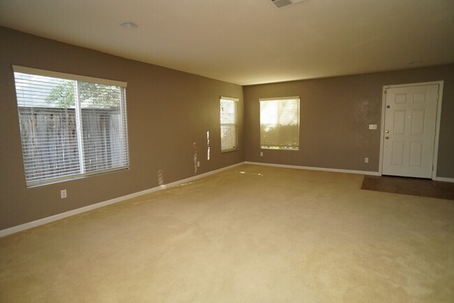 Building Photo - Spacious 4 bedroom 2.5 bathroom in Lincoln Crossing!