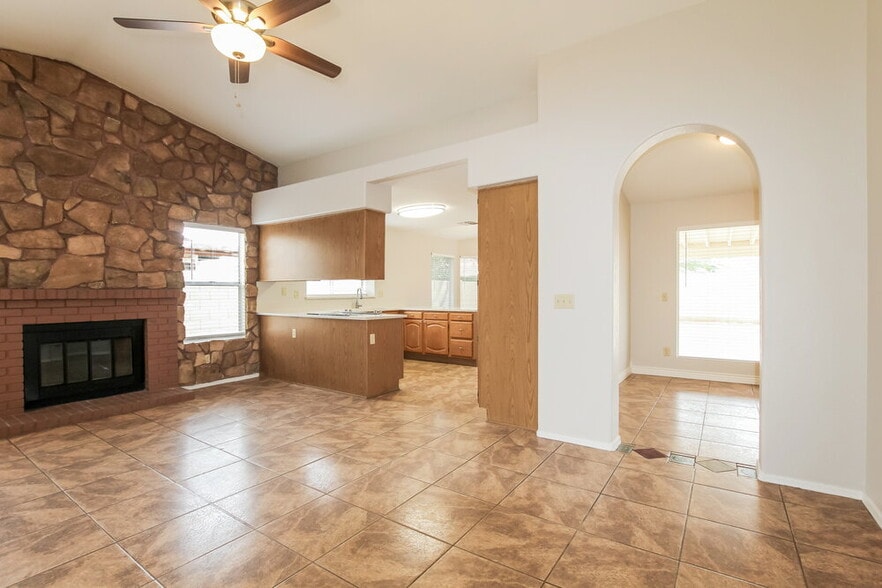 Building Photo - 7827 W Shangri La Rd