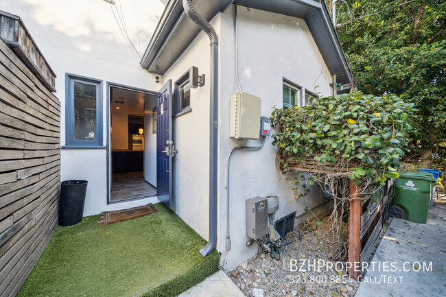 Building Photo - Modern 2-Bed, 2-Bath with a Huge Private Y...