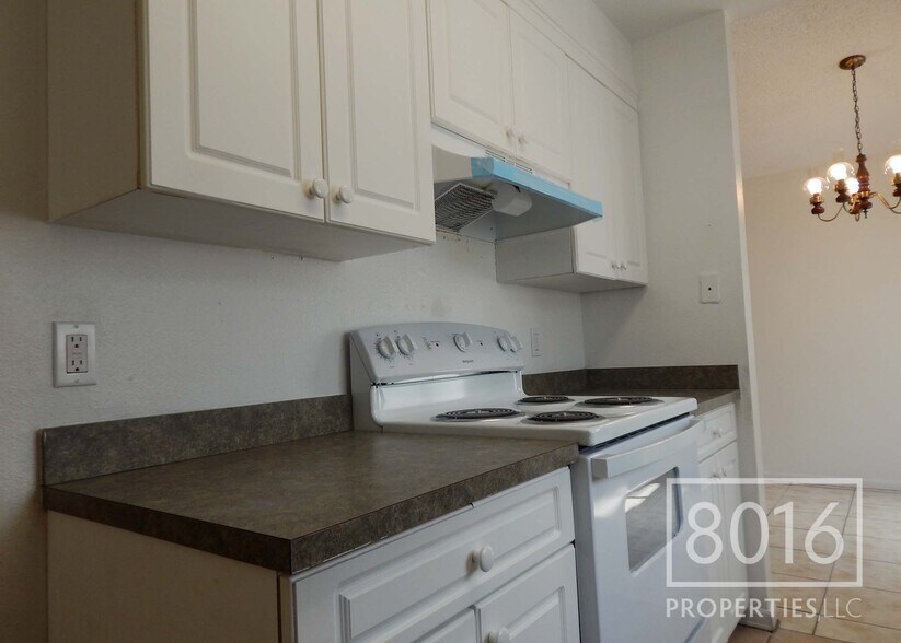 Building Photo - 4755 White Willow Ln