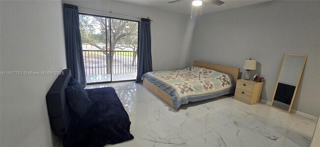 Building Photo - 200 Jacaranda Country Club Dr