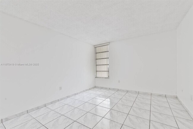Building Photo - 9682 Fontainebleau Blvd