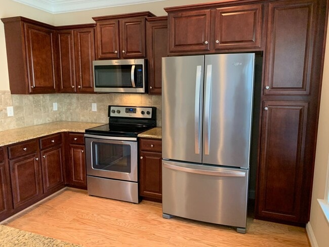 Building Photo - 3 Bedroom, 2 Bathroom One Level Townhome i...