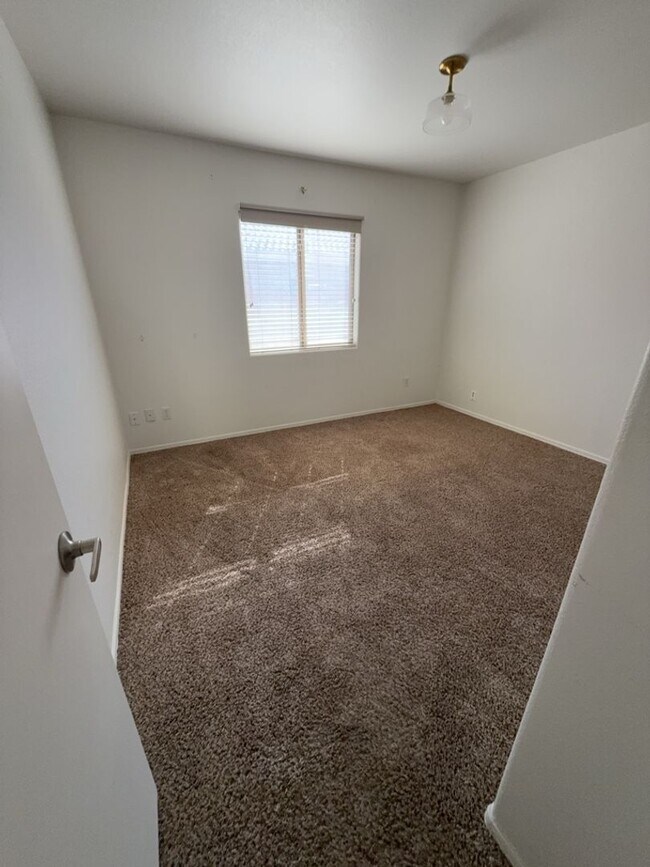 Building Photo - 3bedrom 2 bath