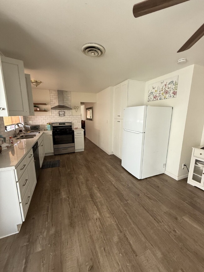 Building Photo - Solar savings on energy. 3rd bonus room.   2 Car Garage, Private Yard, Spacious upgraded interior.