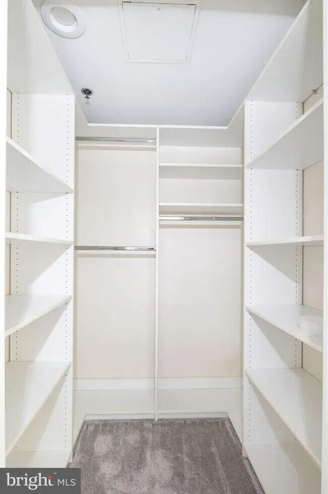 Building Photo - Spacious 4-Bedroom Residence with In-Unit Laundry in Center City