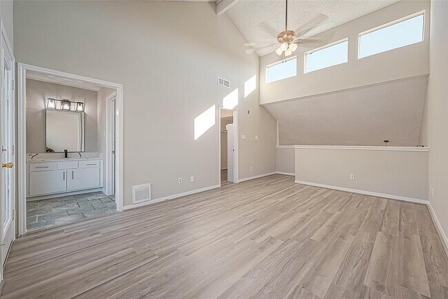 Building Photo - 9393 Westwood Village Dr
