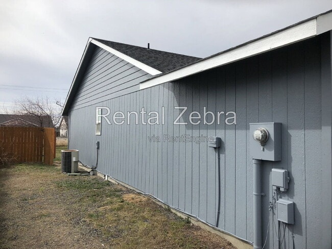 Building Photo - 2279 NE Cherry Loop