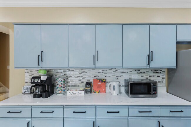 Building Photo - 1356 Larchmont Dr