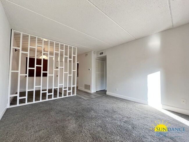 Building Photo - 1 mile East of Hurlburt AFB, beautiful Ced...