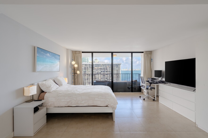 Building Photo - 1925 Brickell Ave