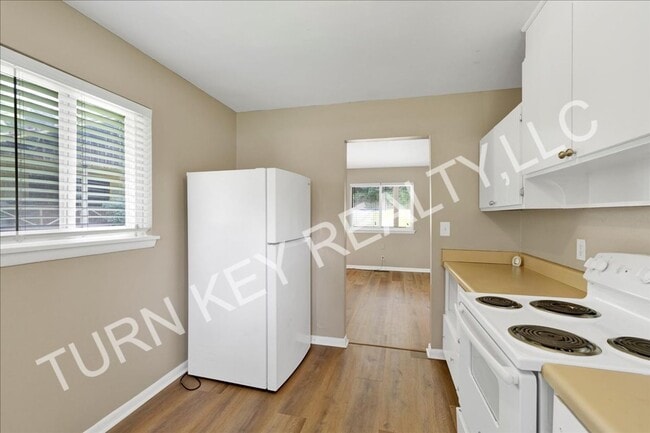 Building Photo - Duplex for Rent in Forestdale **ACCEPTS SE...