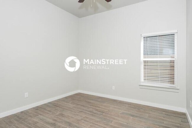 Building Photo - 3 Bedroom Pet-Friendly Home in Oklahoma City, OK with Main Street Renewal
