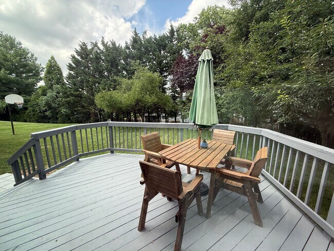 Building Photo - Gorgeous 5 Bed 3.5 Bath Single Family Home...