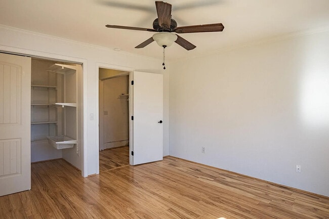 Building Photo - 2100 Oakcrest Cir