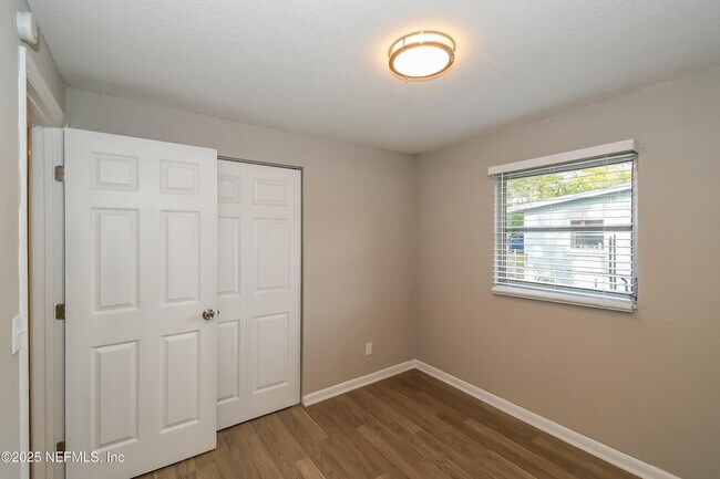Building Photo - 335 Bonnlyn Dr