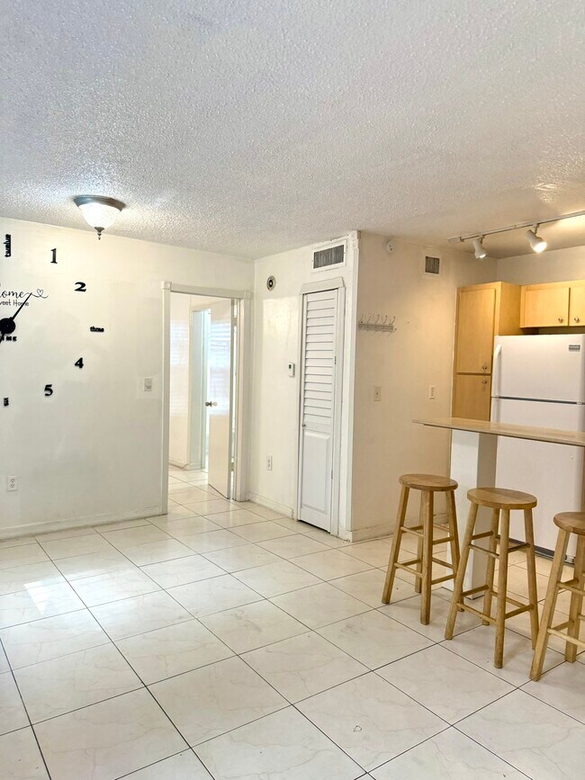 Building Photo - 1525 NW 19th Ter