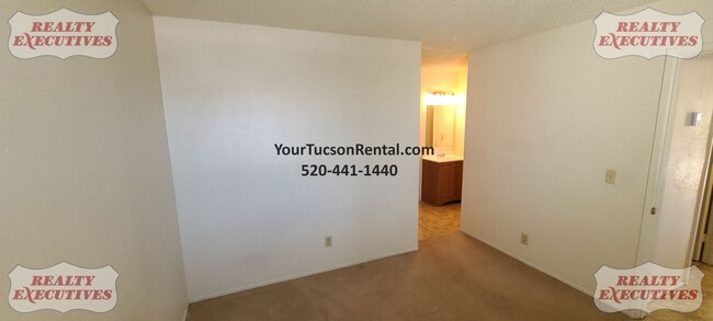 Building Photo - 22nd & Kolb Area Condo - Upstairs unit in ...