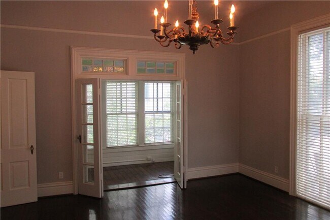 Building Photo - 800 San Antonio St