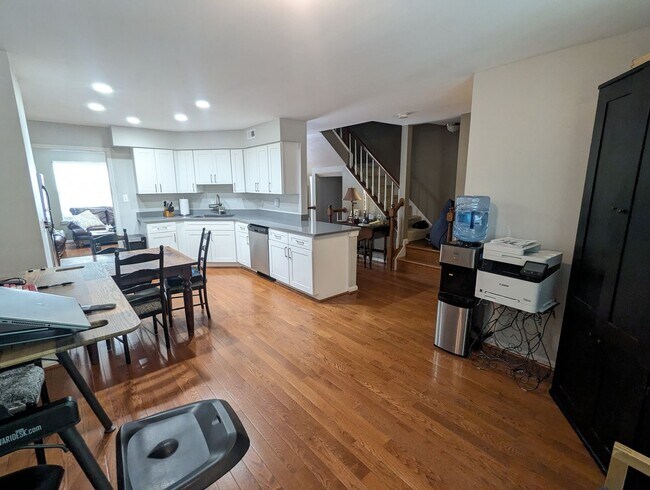 Building Photo - Beautiful 3 level END UNIT townhouse that ...