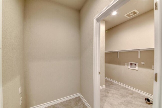 Building Photo - 173 Flexus Ln