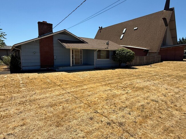 Building Photo - 3 bedroom, 1.5 bath house in Eugene!