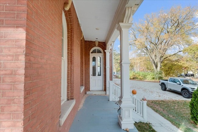 Building Photo - Historic, Character-Rich House - 3 Bed, 3 Bath (2 Full, 2 Half)