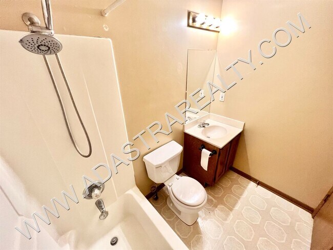 Building Photo - Spacious Gardner Duplex-Available in NOVEM...