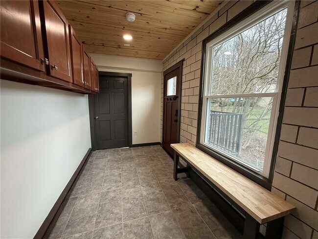 Building Photo - 260 Oak Ave