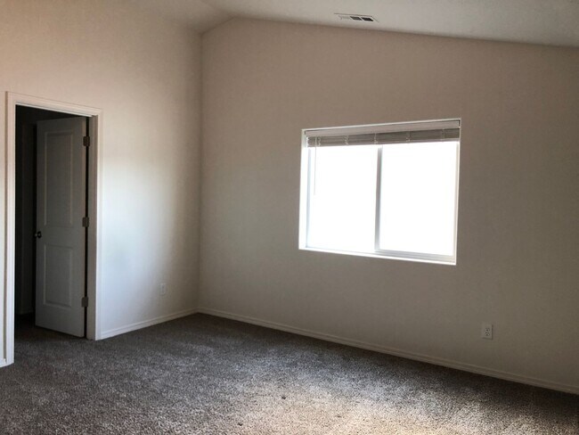 Building Photo - New Edgewood Home in Sagecrest Development!