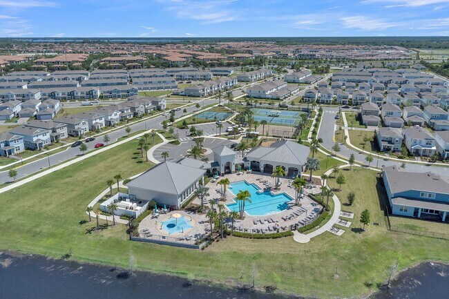 Building Photo - Luxurious Townhome in Lake Nona - A Perfec...