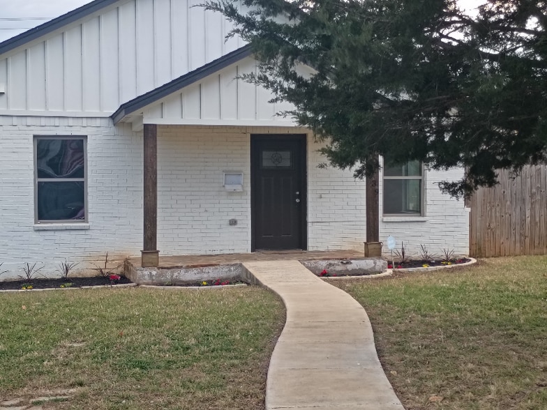 Building Photo - 5739 Donnelly Ave