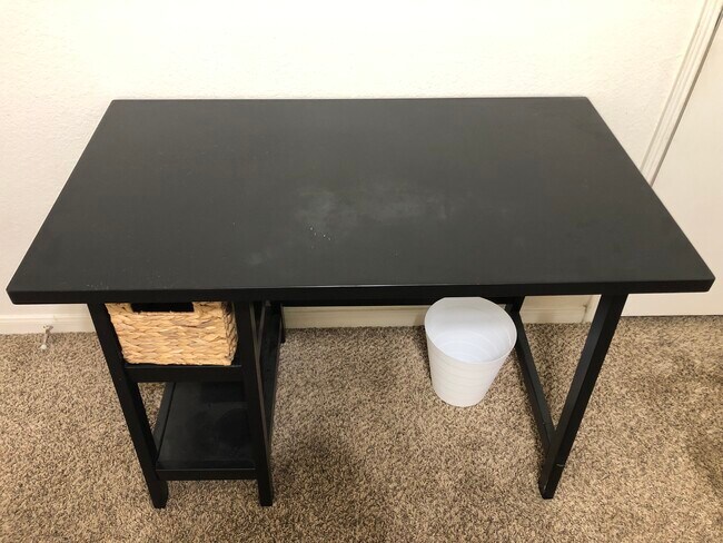 Desk 1 - 521 Southwest Pky